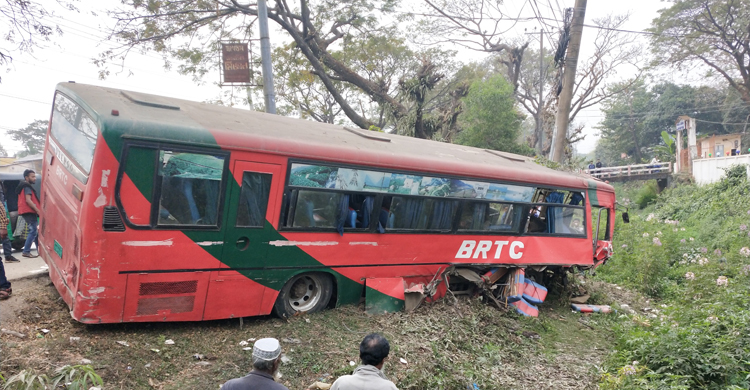 ট্রাক্টরের সঙ্গে ধাক্কা লেগে রাস্তার বাইরে বিআরটিসির বাস