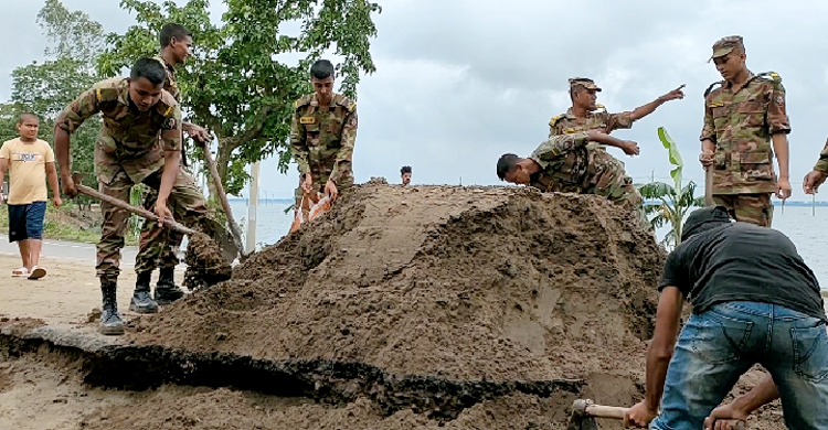 সুনামগঞ্জে বন্যায় ক্ষতিগ্রস্ত সড়ক মেরামত করছে সেনাবাহিনী