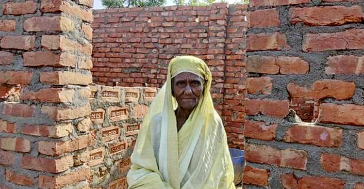 ‘চোরের গ্রামে’ সরকারি ঘর পেতে চড়া সুদে টাকা আনছেন গৃহহীনরা