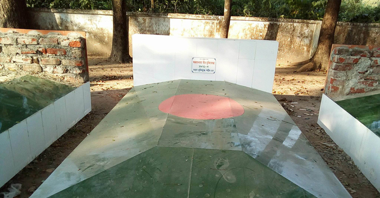 লাল-সবুজে মোড়ানো বীর শহীদদের কবর