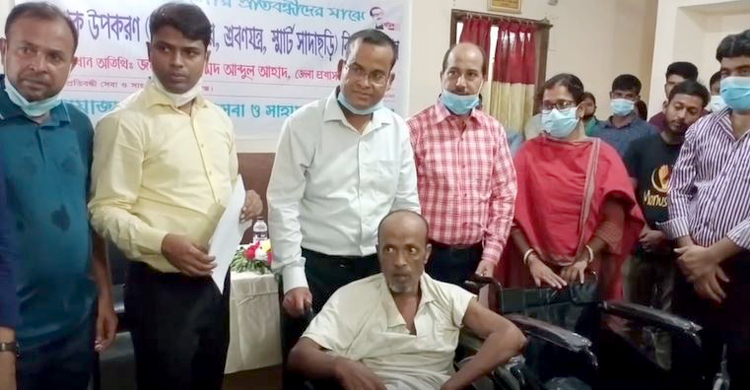 প্রধানমন্ত্রীর উপহার পেলেন ৩০০ প্রতিবন্ধী