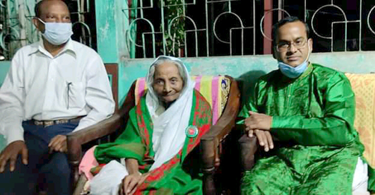 বীরাঙ্গনা বাসন্তী ধরের পাশে দাঁড়ালেন ডিসি