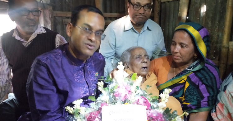 সন্তানের ফেরার অপেক্ষায় আজও কাঁদেন শতবর্ষী মা