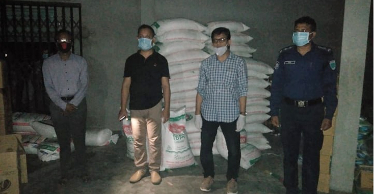 গোপনে মজুত করা ৭৩ বস্তা চিনি ও ১৯৬ বোতল তেল উদ্ধার