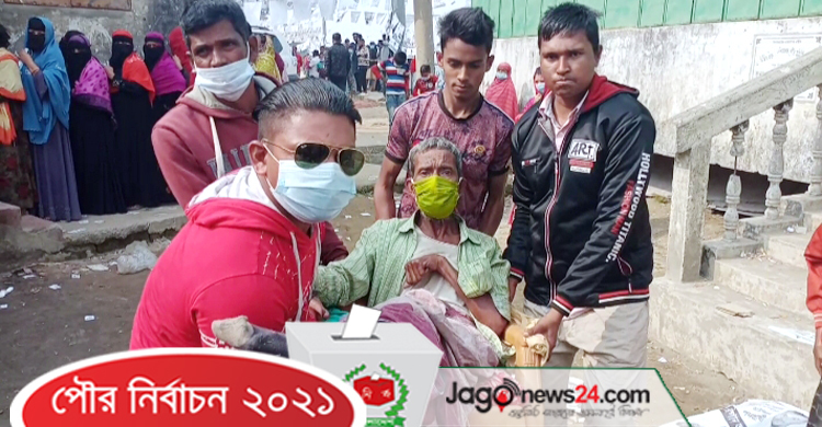 চেয়ারে বসে কেন্দ্রে এসে ভোট দিলেন আমির হোসেন