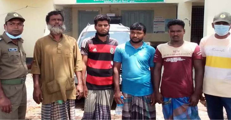 সুন্দরবনে কাঁকড়া ধরায় ৪ জেলে গ্রেফতার