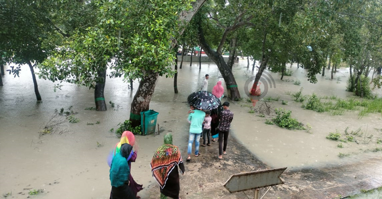 বৈরী আবহাওয়া উপেক্ষা করে সুন্দরবনে যাচ্ছেন পর্যটকরা