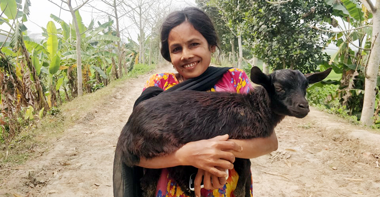 বাবা-মা যার নামটাও রাখেননি সেই সুন্দরীই আজ সংসার চালান