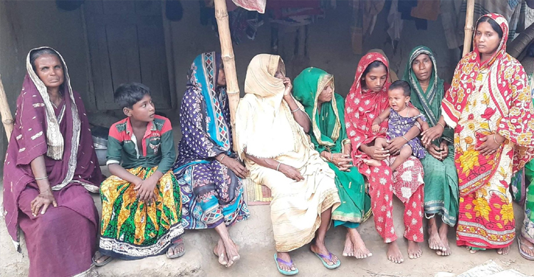 ট্রলারডুবিতে আপনজন হারিয়ে ৩ পরিবারে শোকের মাতম