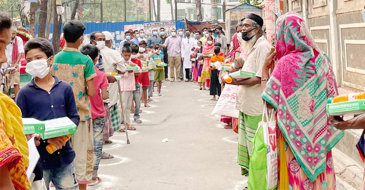 খালেদার সুস্থতা কামনায় পথশিশুদের মাঝে ছাত্রদলের ইফতার বিতরণ