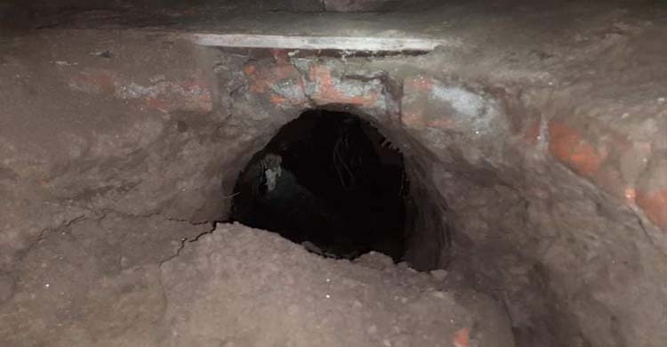 বন্ধ মাদরাসার কক্ষ থেকে ব্যাংক বরাবর সুড়ঙ্গ