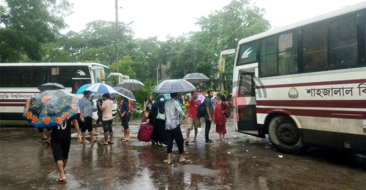 বন্যা পরিস্থিতিতে হল ছাড়ছেন শাবিপ্রবি শিক্ষার্থীরা