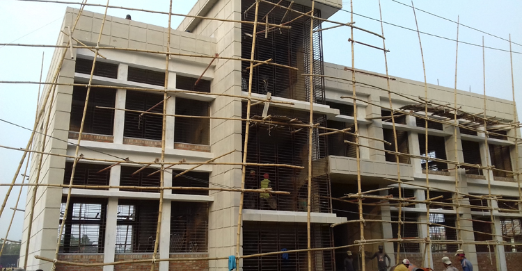 শাহজালাল বিশ্ববিদ্যালয়ে ভবন থেকে পড়ে আইসিইউতে রংমিস্ত্রি