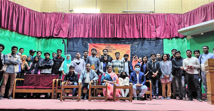 শাবিপ্রবিতে আন্তঃবিভাগ বিতর্কে চ্যাম্পিয়ন পদার্থবিজ্ঞান বিভাগ