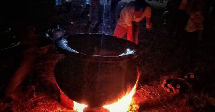 মাঠেই শাবির আন্দোলনরত শিক্ষার্থীদের খাবার আয়োজন