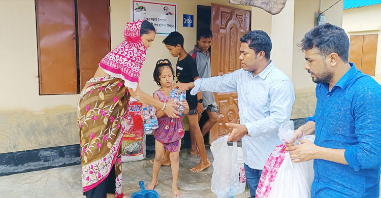 বন্যার্তদের মাঝে শাবিপ্রবির ছাত্রলীগ নেতাদের ত্রাণ বিতরণ