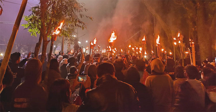 মধ্যরাতে শাবিপ্রবিতে শিক্ষার্থীদের মশাল মিছিল