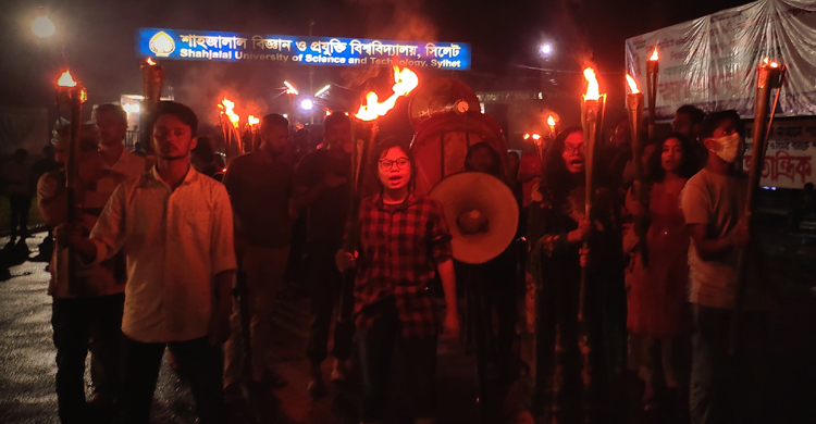 সারাদেশে হামলার প্রতিবাদে শাবিপ্রবি শিক্ষার্থীদের মশাল মিছিল