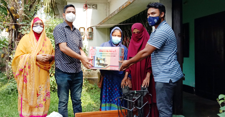 এবার বোনাসের টাকায় শিক্ষার্থীদের সেলাই মেশিন দিলেন নায়েক সফি