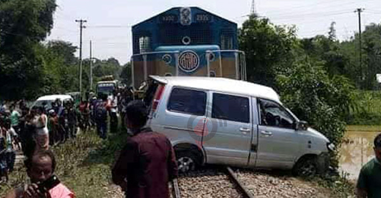 রেল ক্রসিংয়ে মাইক্রোবাসে ট্রেনের ধাক্কা, নিহত ২