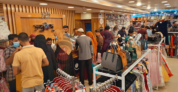 সিলেটে রাতে জমজমাট ঈদের বাজার