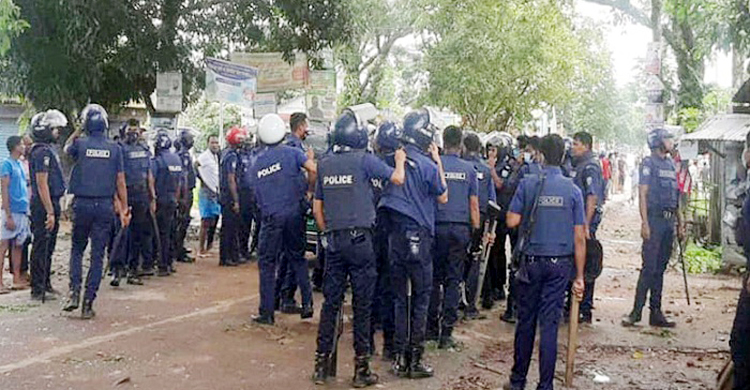 মাইকে ঘোষণা দিয়ে দু'গ্রামবাসীর সংঘর্ষ, ইউপি চেয়ারম্যানসহ আহত ৩০
