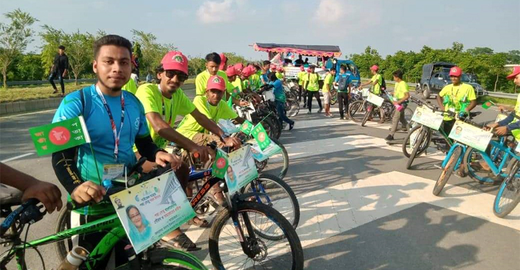 ৩১ কিমি সাইকেল চালিয়ে পদ্মা সেতু দেখলো ১০১ শিক্ষার্থী