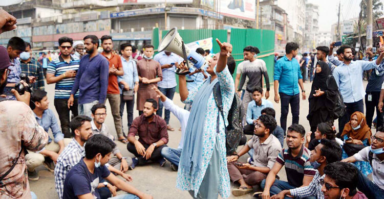 শিক্ষাপ্রতিষ্ঠান খুলে দেয়ার দাবিতে রাস্তায় সিলেটের শিক্ষার্থীরা