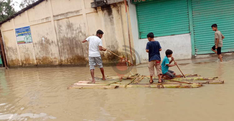বন্যার ক্ষত থেকে ছড়াচ্ছে দুর্গন্ধ, সিলেটে ব্লিচিং পাউডার সংকট