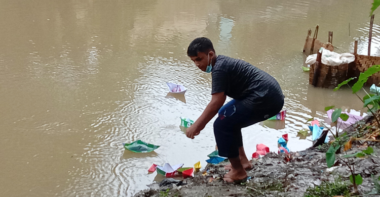 ক্ষুব্ধ পরিবেশবাদীরা বাসিয়া নদীতে ভাসালেন কাগজের নৌকা!