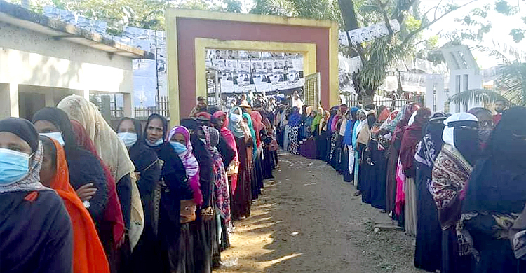 সিলেটে নারী ভোটারদের দীর্ঘ সারি