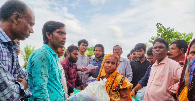 সিলেটে ১০০ পরিবারের মাঝে শাবিপ্রবি শিক্ষার্থীদের ত্রাণ বিতরণ