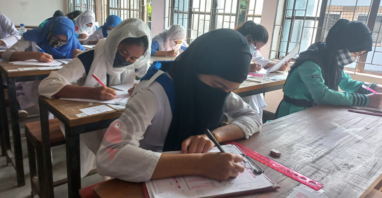 ভোলায় পরীক্ষার্থীদের সহযোগিতা, দুই শিক্ষক বহিষ্কার