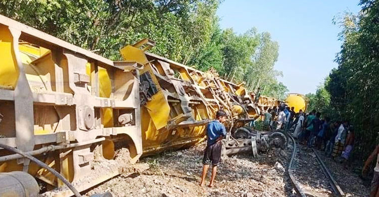 ২২ ঘণ্টায়ও সচল হয়নি সিলেটের সঙ্গে ট্রেন চলাচল