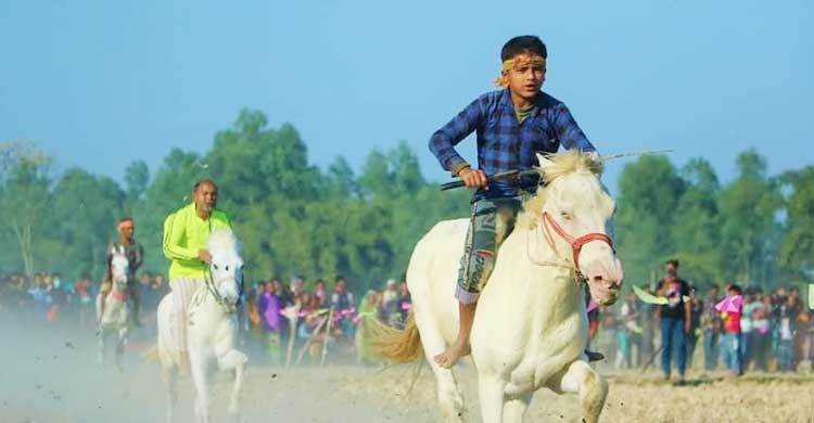 ঠাকুরগাঁওয়ে ঘোড়দৌড় প্রতিযোগিতা