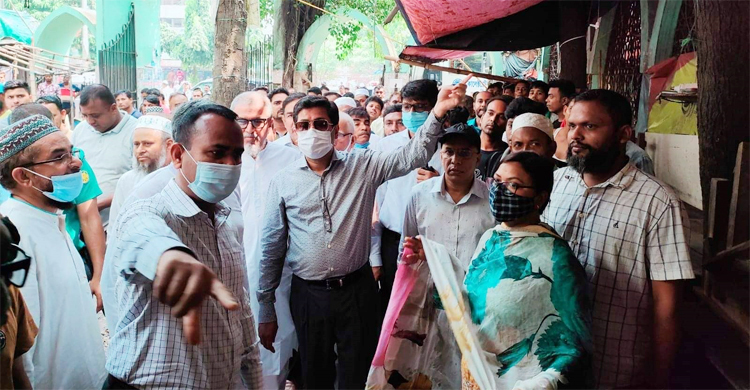 আদি বুড়িগঙ্গা চ্যানেল খননকাজ পরিদর্শনে মেয়র তাপস