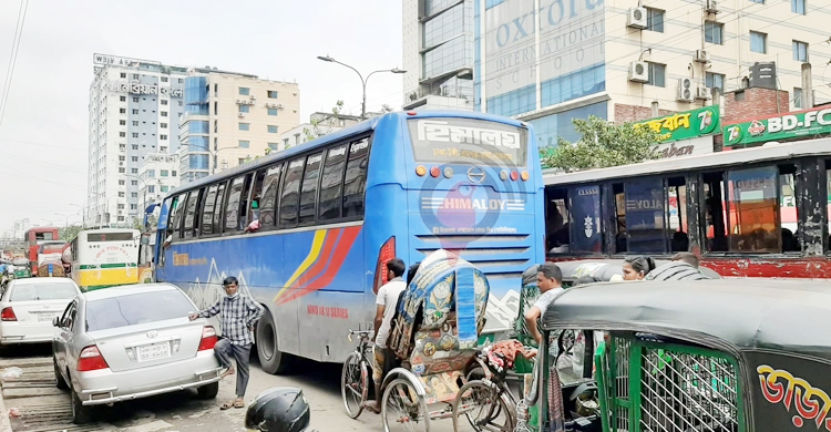৮ ঘণ্টা পর বিমানবন্দর সড়কে যান চলাচল স্বাভাবিক