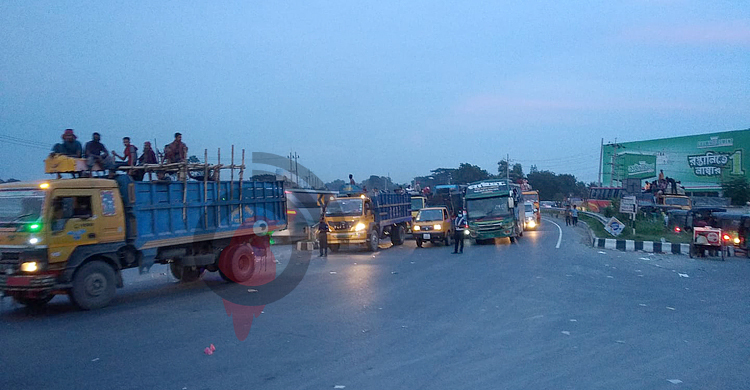 ঈদের আগের রাতেও টাঙ্গাইলে ৩৫ কি.মি. এলাকায় যানজট