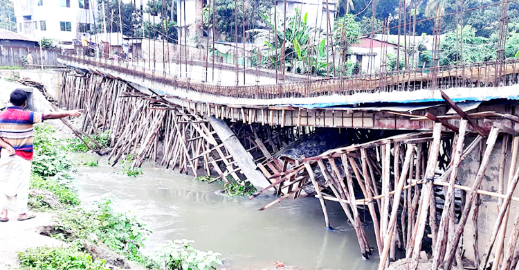 দেবে যাওয়া নির্মাণাধীন সেতুতে নিয়ম মানা হয়নি: দুদক