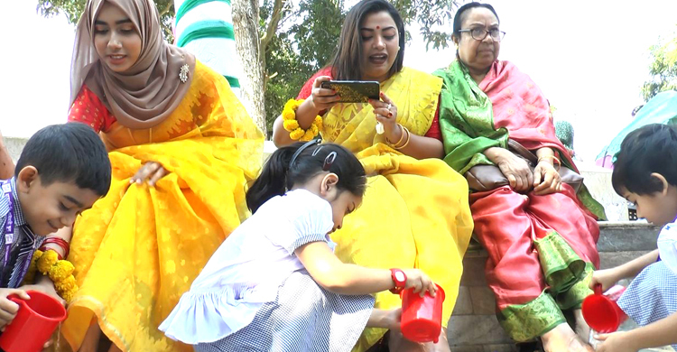 মায়ের পা ধুয়ে সন্তানদের ভালোবাসা