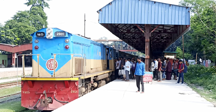 চার ঘণ্টা পর গাইবান্ধা ছাড়লো দোলনচাঁপা এক্সপ্রেস