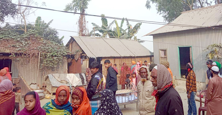 টাঙ্গাইলে বালুর নিচে পড়ে প্রাণ গেলো ভেকুমালিকের