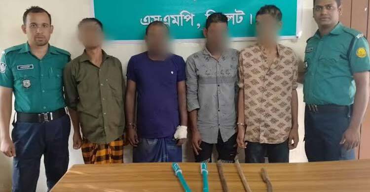 সিলেটে ডাকাতির প্রস্তুতিকালে অস্ত্রসহ আটক ৪