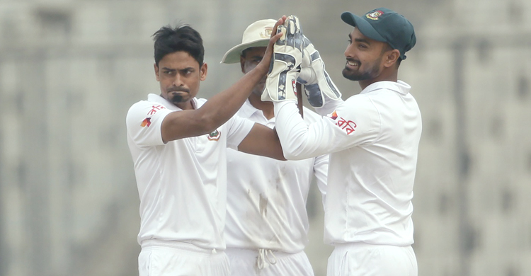 তাইজুলের ঘূর্ণিতে দিনের প্রথম সাফল্য
