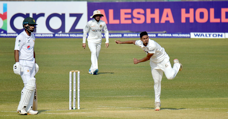 প্রথম ওভারেই তাইজুলের জোড়া আঘাত