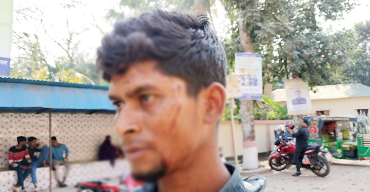 ১০ টাকা টোলের জন্য রিকশাচালককে মারধর