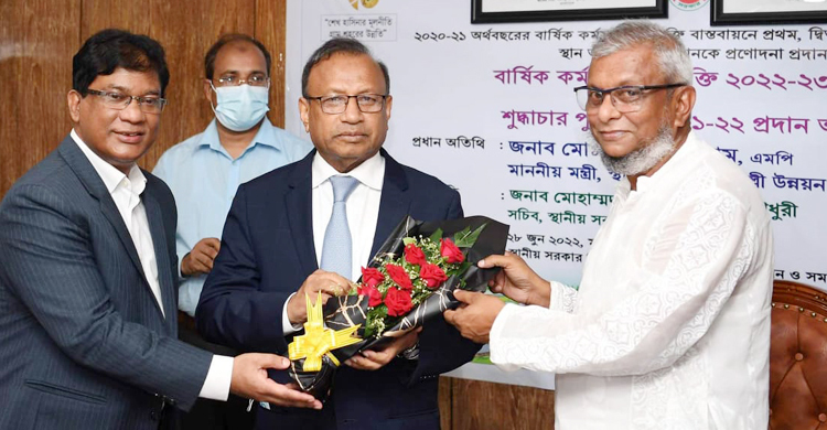 শুদ্ধাচার পুরস্কার পেলেন স্থানীয় সরকার বিভাগের ৪ জন