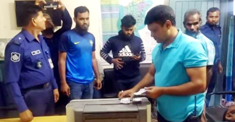জাল টাকা ছাপানোর মেশিনসহ মা-ছেলে আটক