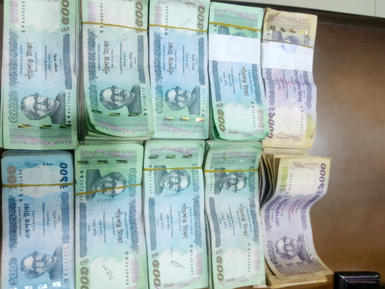 ব্যাংকের ১৯ লাখ টাকা ছিনতাই: টাকাসহ ৪ আসামি গ্রেফতার