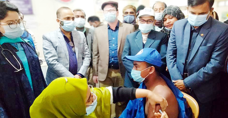 সাহস দেখালেন না কেউ, প্রথম টিকা নিলেন গ্রাম পুলিশ সদস্য